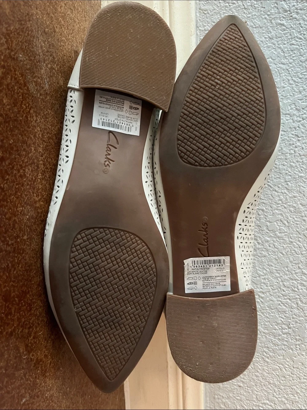Clarks Women's Cream Laser-Cut Pointed Ballet Flats with Bow Sz 9